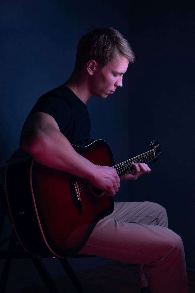 ragazzo suona la chitarra