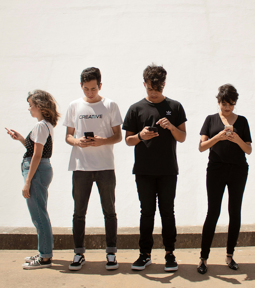 ragazzi dipendenti da telefonino